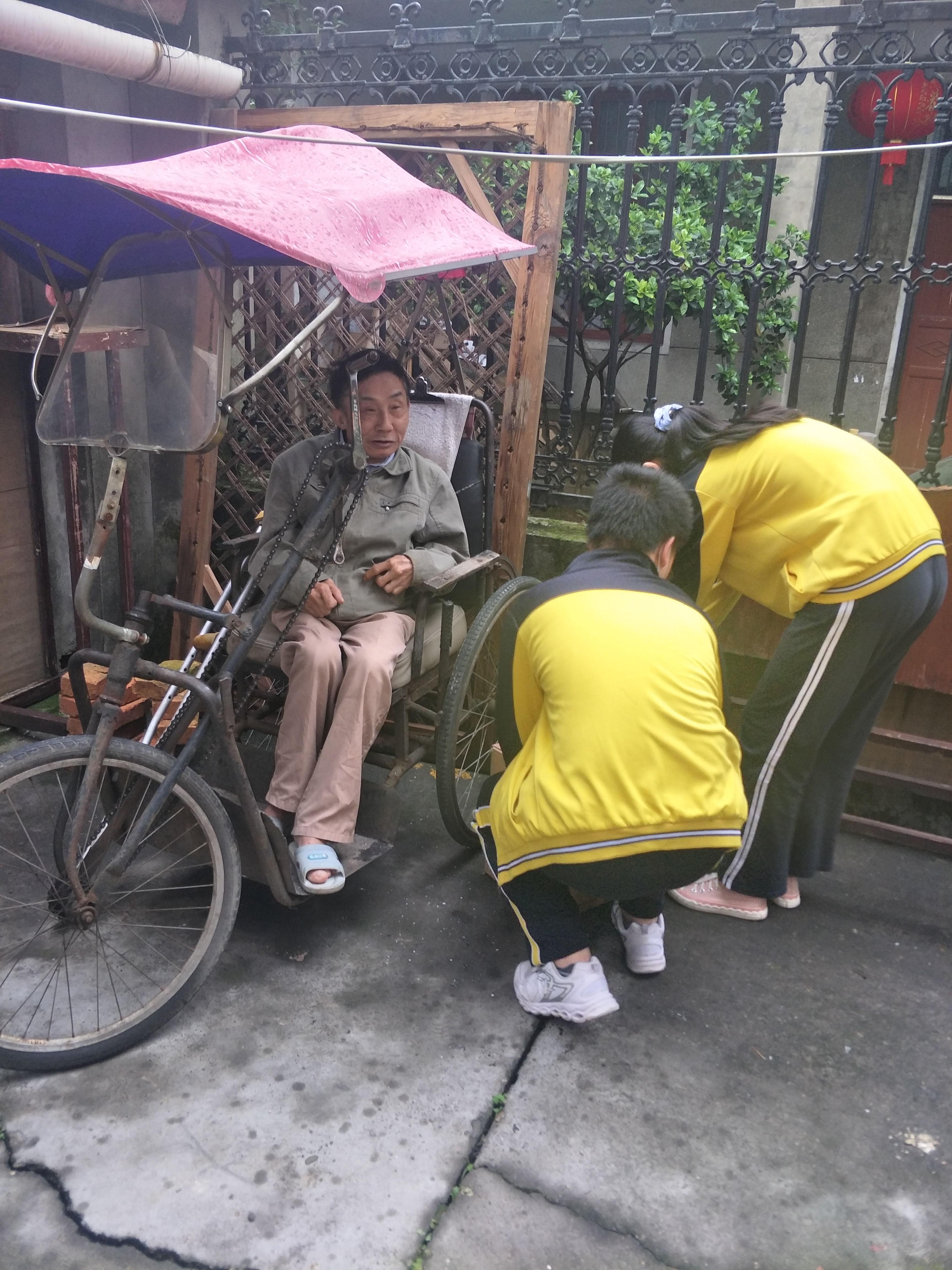 帮助残障爷爷修理车辆6.jpg